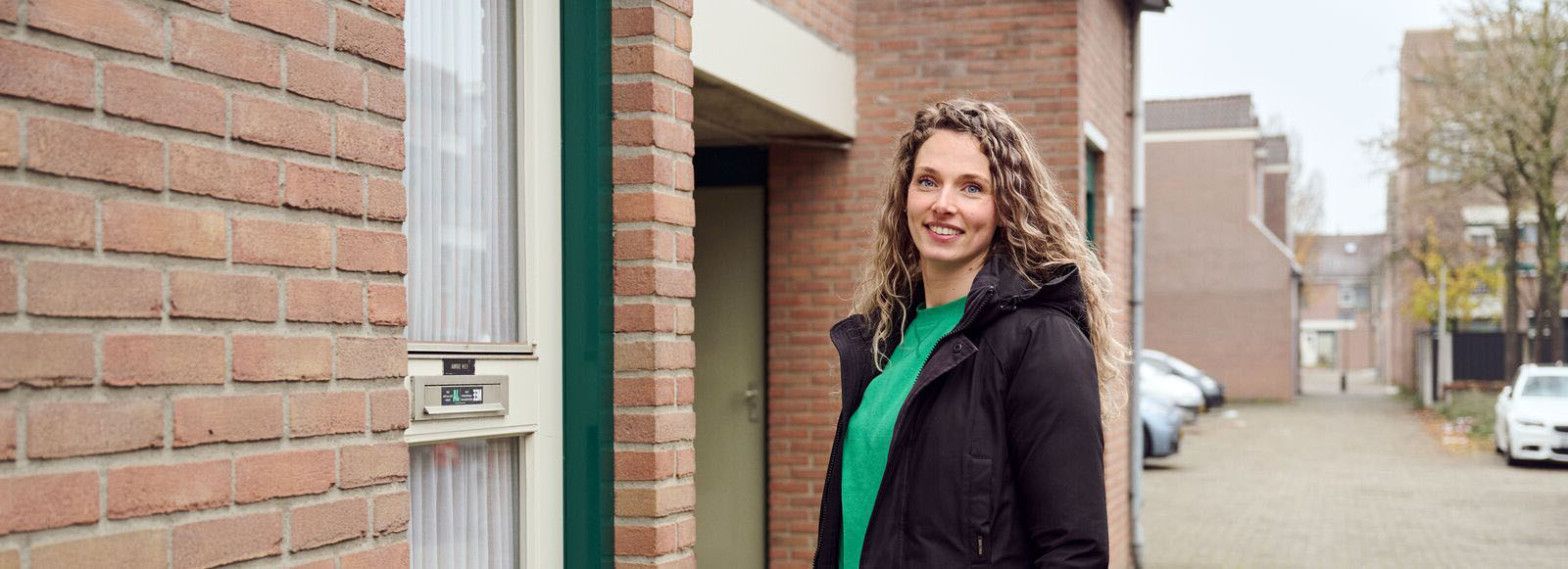 SPW-deelnemer poserend bij deur